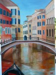 Vue d'une gondole, sur un canal de Venise, avec reflets des palais dans l'eau.