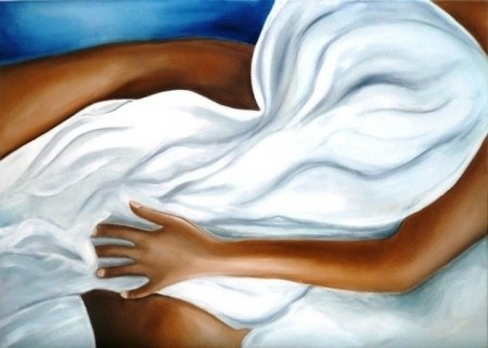 Une femme allongée sur un lit, dans un drapé qui joue avec les ombres et les lumières.